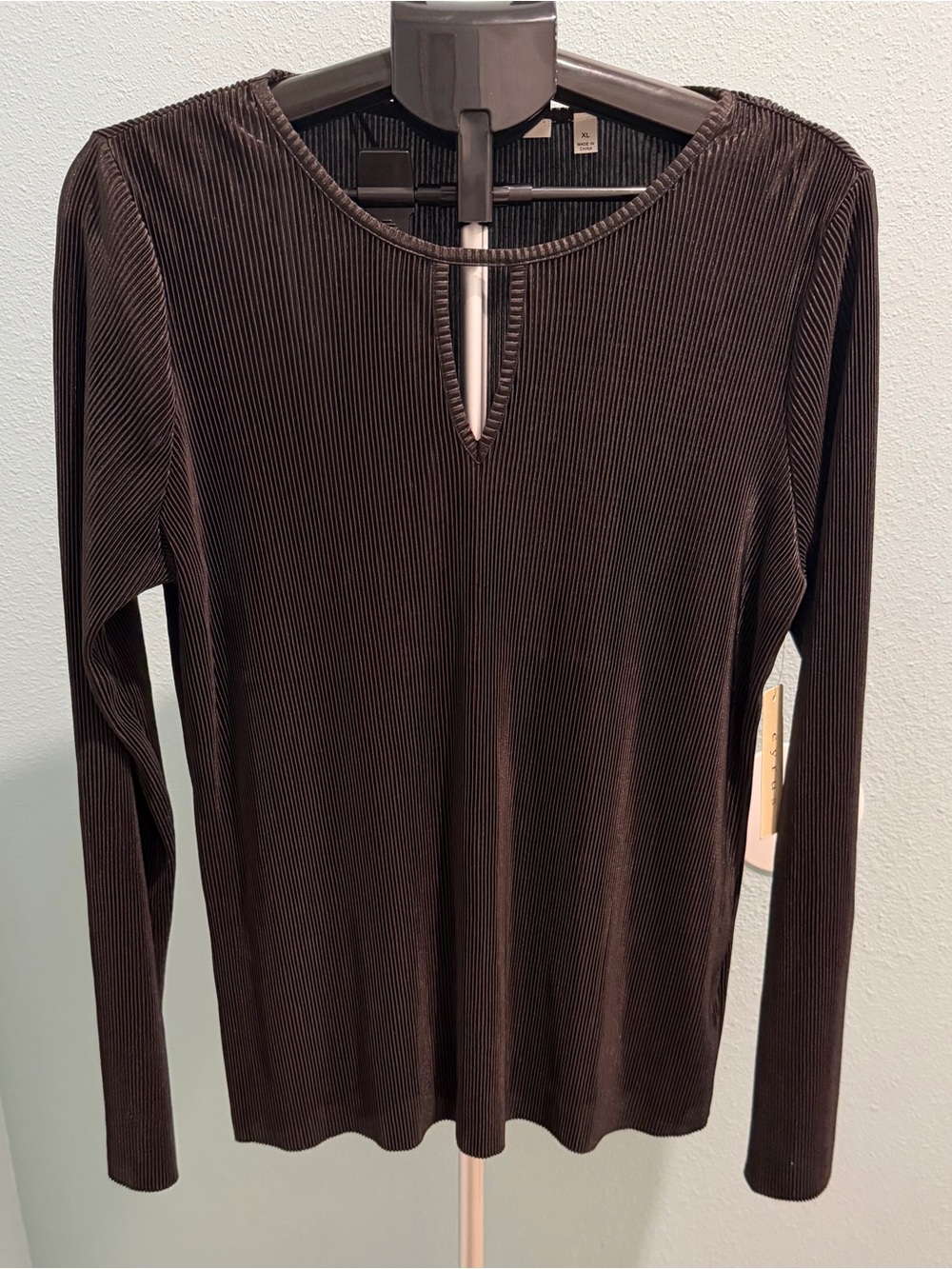 Cyrus Long-Sleeve Ribbed Keyhole Top - Black
